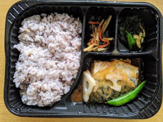 f:id:shino5:20190715134958j:plain トップバリュー さばの味噌煮と五穀ごはん 中身