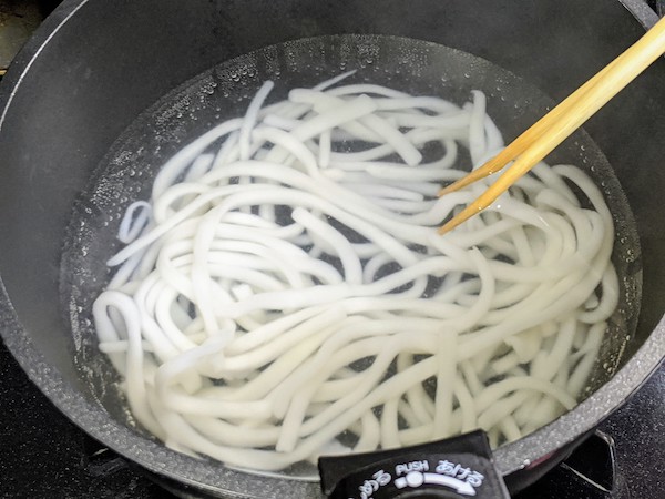 冷凍うどんを熱湯で1〜2分間解凍します。