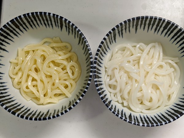 写真左：一般的な冷凍うどん、写真右：冷凍いそいちうどん