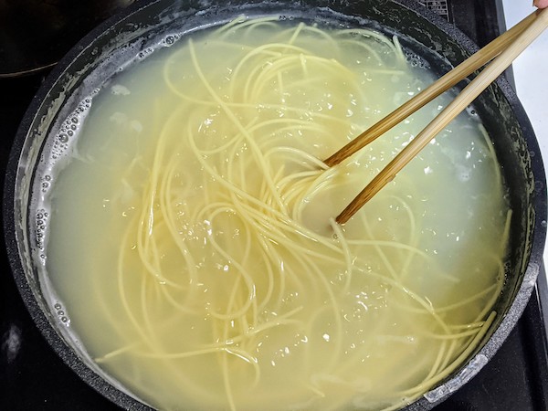 f:id:shino5:20191209230821j:plain アプロテンたんぱく調整スパゲティを茹でます