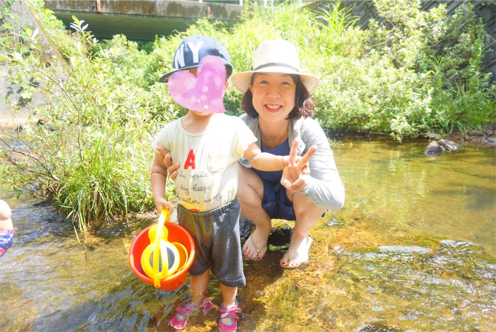 f:id:shino_mizobuchi:20170824235359j:image 娘と川遊び