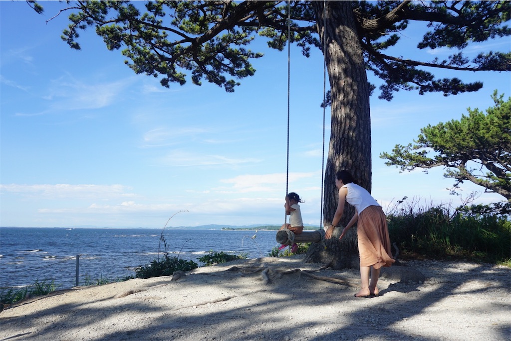 f:id:shino_mizobuchi:20170824235921j:image 日間賀島,ハイジのブランコ