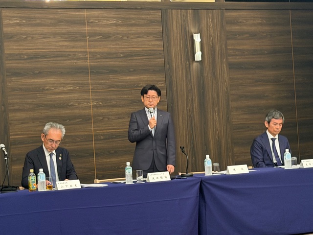 佐久間庸和、全互連中部ブロック研修会で挨拶す