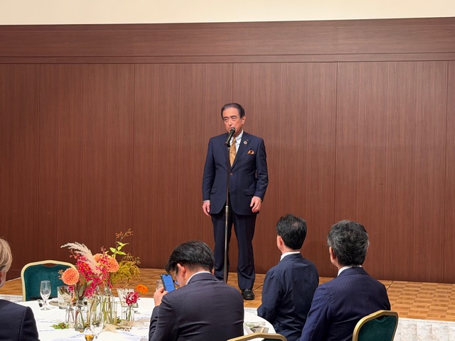 佐久間庸和、全互連中部ブロック研修会で挨拶す