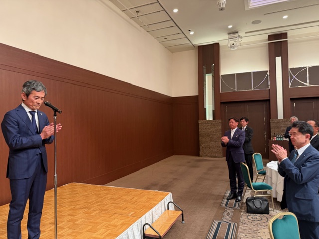 佐久間庸和、全互連中部ブロック研修会で挨拶す