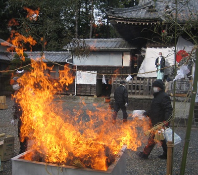 竹生神社で大祓い、焚き上げが行われました - 新城･勝手に応援隊
