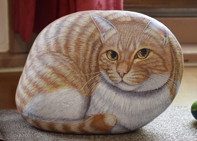 石に描いたネコ・・・鳳来館で「石猫展」開催 - 新城・勝手に応援隊