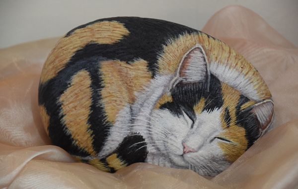 石に描いたネコ・・・鳳来館で「石猫展」開催 - 新城・勝手に応援隊