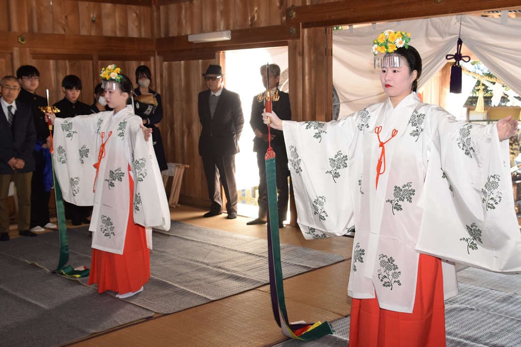 元旦の竹生神社で「浦安の舞」奉納 - 新城･勝手に応援隊
