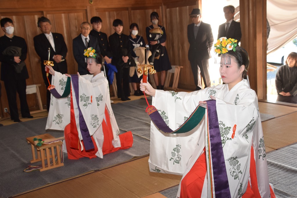 元旦の竹生神社で「浦安の舞」奉納 - 新城･勝手に応援隊