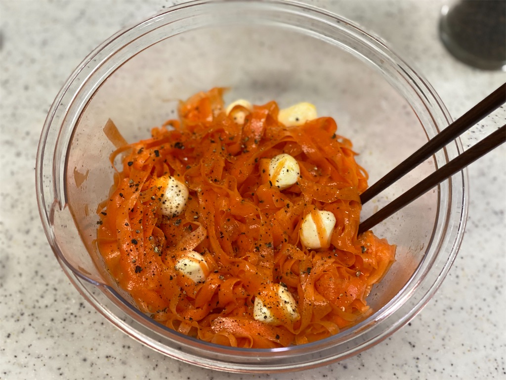 もっつあれらページ レシピ】ピーラーにんじんとモッツァレラチーズの和風マリネ - しにゃ