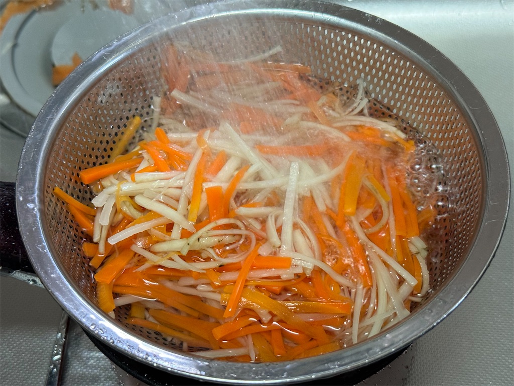 レシピ】ごぼうとにんじんのツナごま味噌マヨサラダ - しにゃごはん blog