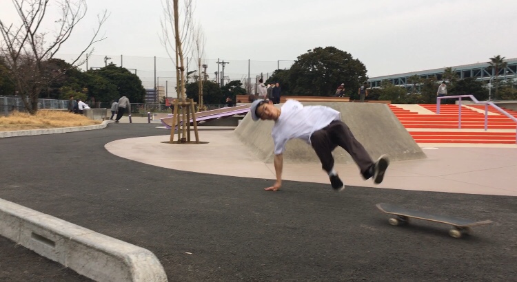 デッキ不要 今のあなたがその場数秒でできる 安定したオーリーのための超単純練習法 運動音痴でケガが怖かった私が 週末2時間ただデッキに乗っていただけで プッシュしながらのオーリーをメイクした方法