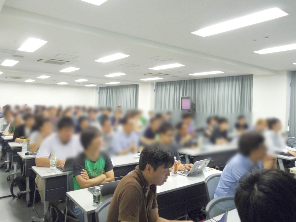 集中して話を聞く参加者の方たち (手前が@cuzic)