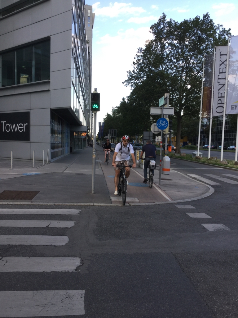 自転車歩道を走るのは良いのか