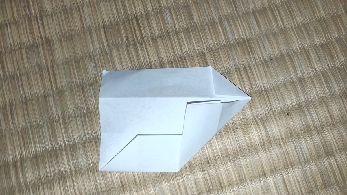 右上の折ったところに合わせておる。