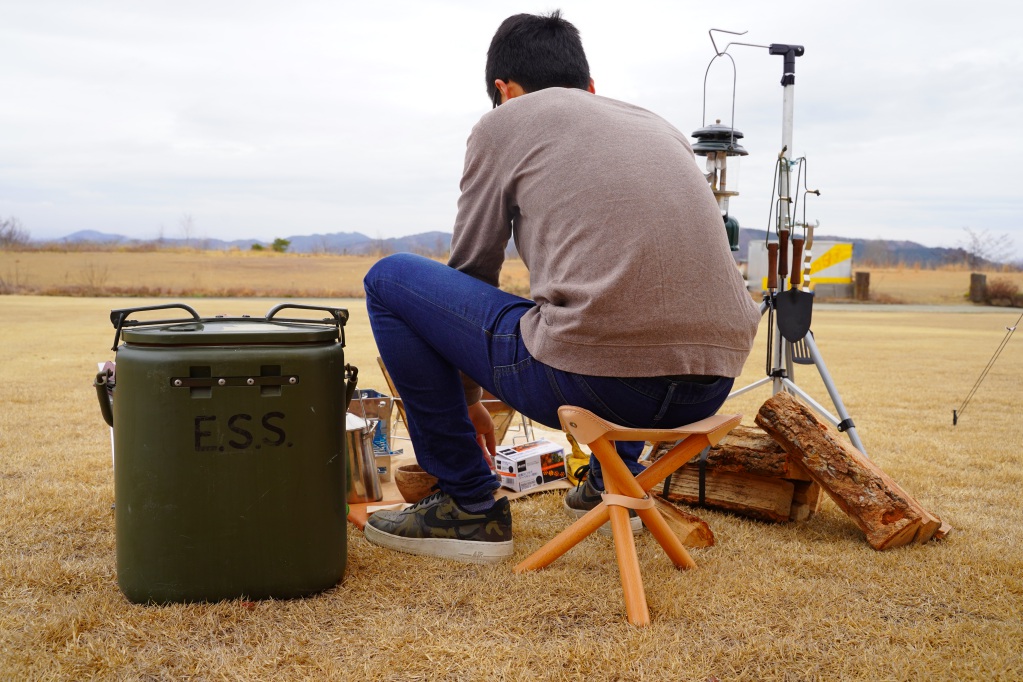 革ハンティングチェアがソロキャンと相性抜群！焚火周囲にアクセントを