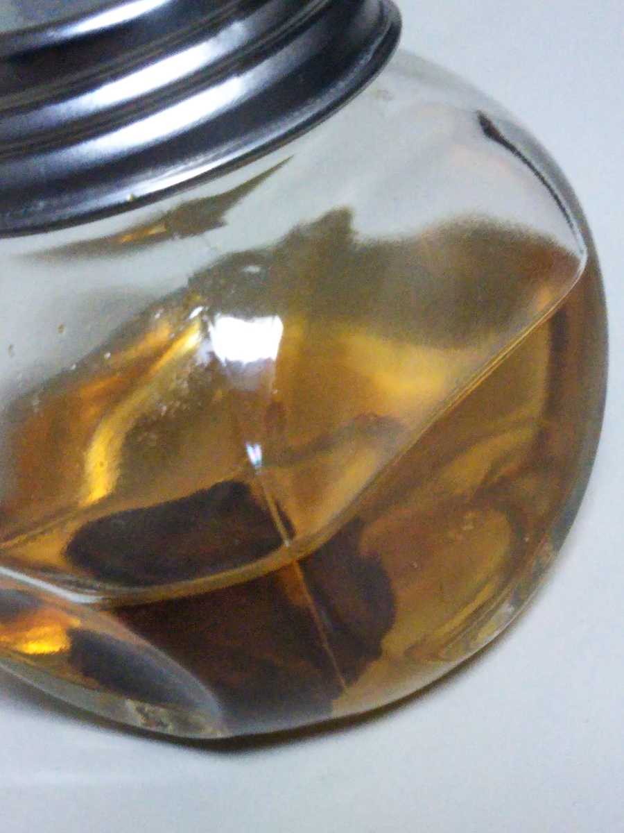 ビッグカルダモン をホワイトリカーで漬ける スモーキーな香りが漬けると風味がかつお節 しろくまスパイス