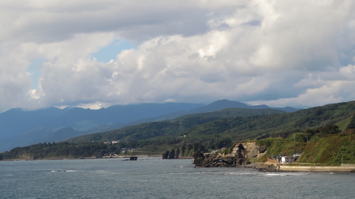 乙部町 崩れそうな窓岩がそびえる元和台の海のプールにイッテミル 北海道ミテミル イッテミル 北海道観光スポット巡り旅