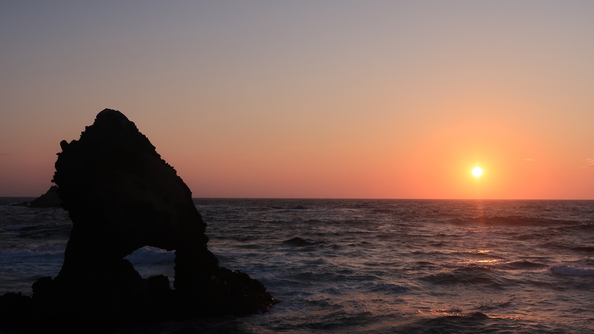 せたな町 夕暮れ時の窓岩 北海道ミテミル イッテミル 北海道観光スポット巡り旅