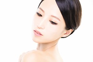 城野親徳の美容コラム オバサン顔の原因になる 目元の色素沈着 の悪化を防ぐケア方法3つ シロノクリニック城野親徳の美容コラム