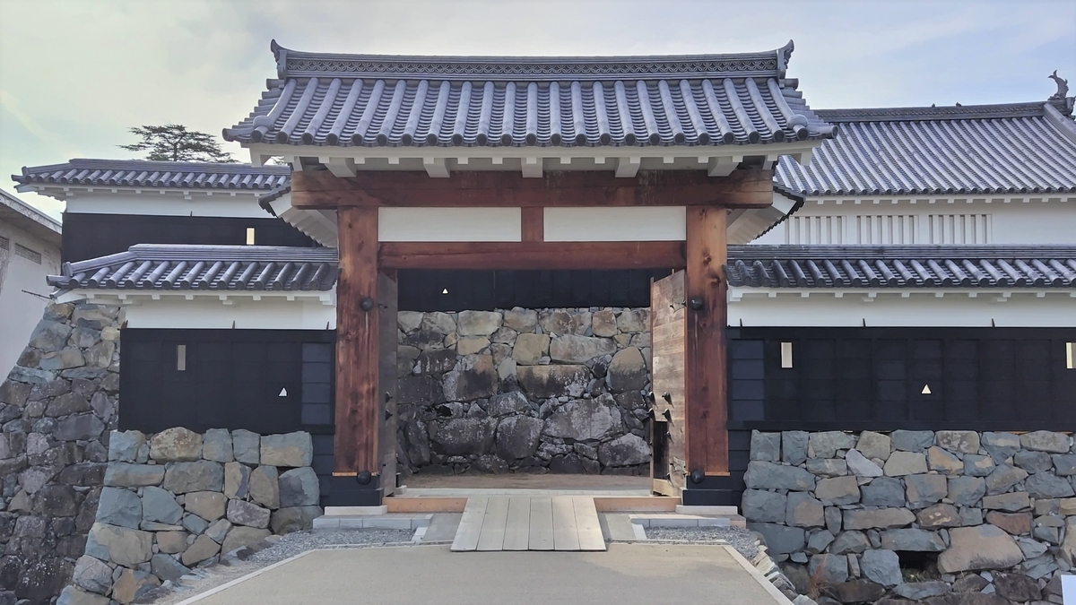 松本城太鼓門の桝形［ 二重の門と四角い区画 ］ - 城のなごり