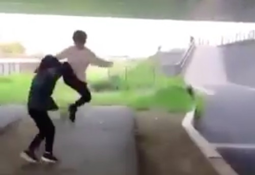 女子 中学生 飛び 蹴り