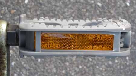 交換後の自転車ペダル(右)
