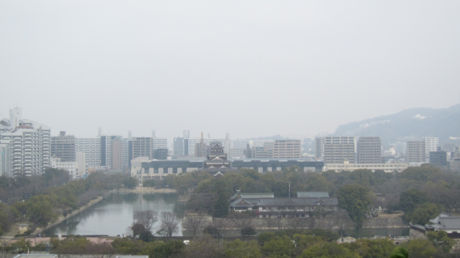 広島城天守閣(手前) 広島市立基町高等学校(奥)