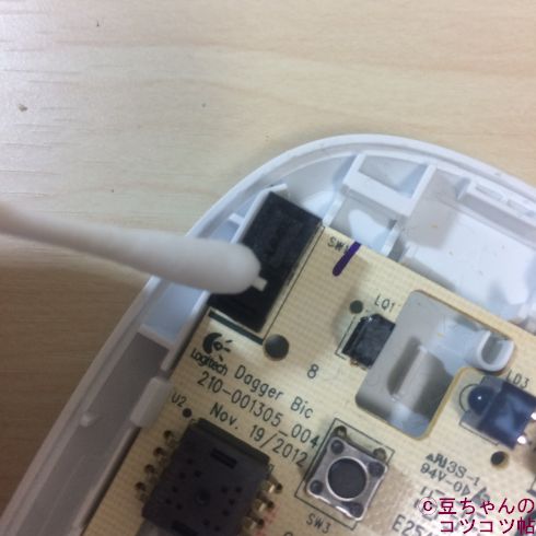 エタノールをしみこませた綿棒で左クリックのボタンをカチカチしているところの画像