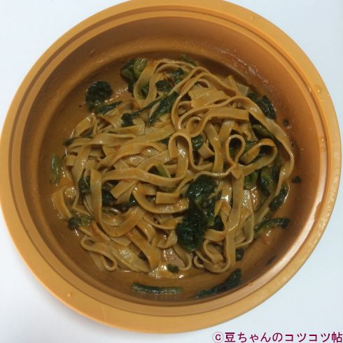 オレンジの容器にパスタが入っている画像