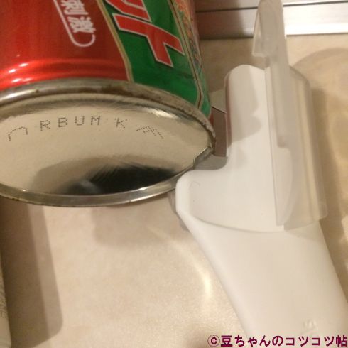 引っ掛けタイプの穴あけでスプレー缶に穴をあけている