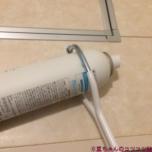 スプレー缶を挟んでガスを抜いているところ