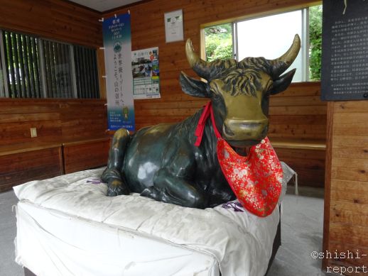 牧童と牛の像（ぼくどうとうしのぞう） 長野】善光寺 境内の不思議なものたち - 牛とか迷子郵便供養塔とか