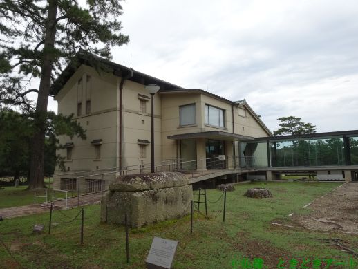 青銅器館の建物を撮影した画像