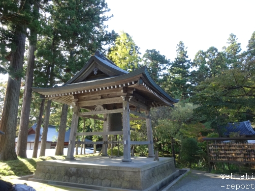 中尊寺本堂エリアにある鐘楼を撮影した画像