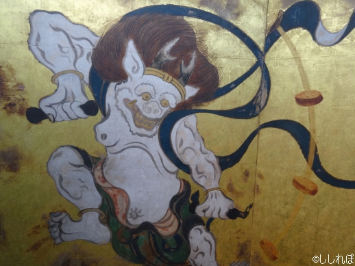 俵屋宗達の襖絵の雷神(複製を撮影)