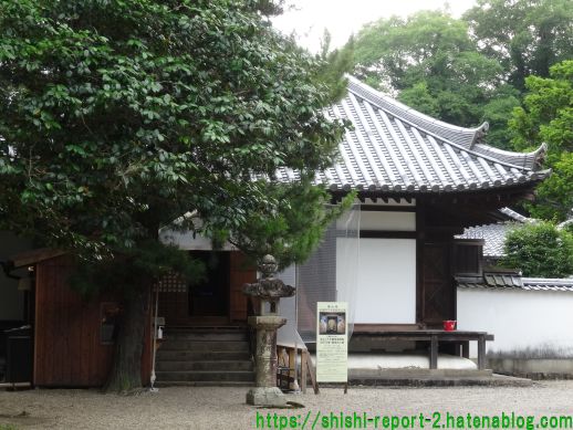 お堂の前に木が茂っている