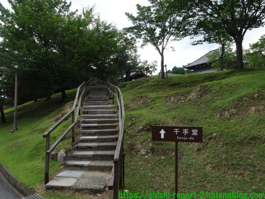 階段の横に「千手堂」と案内がある