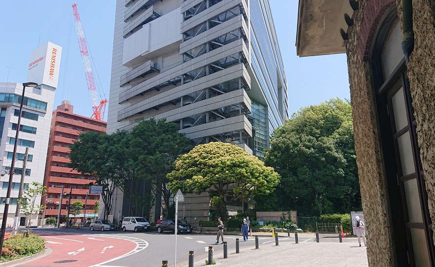新宿区四谷地域センターは新宿御苑・大木戸門の前にあります