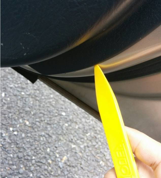 ドアのインナーパネルと内張りの間に「内張りはがし」を初めて刺す瞬間が一番緊張する