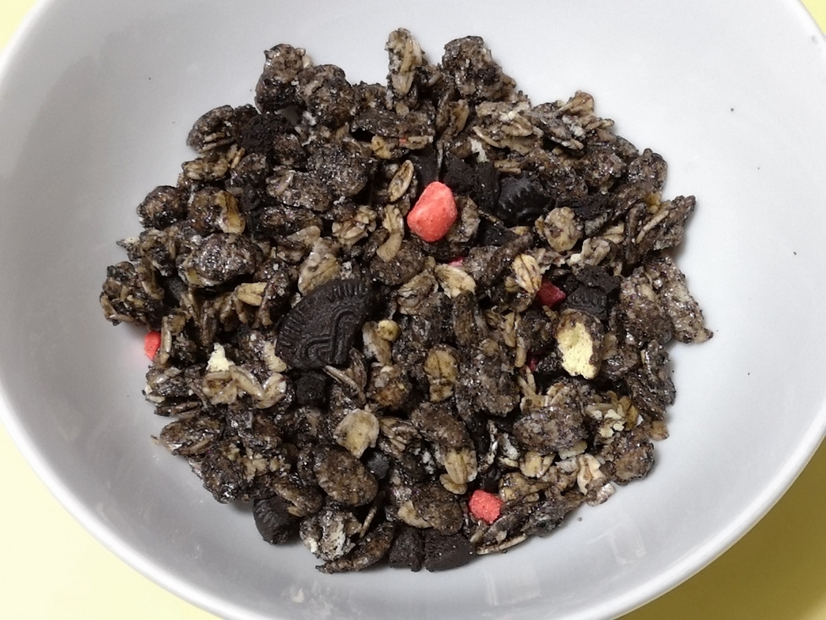 めっちゃ黒い！「フルグラ® ブラックサンダー味」を食べた感想