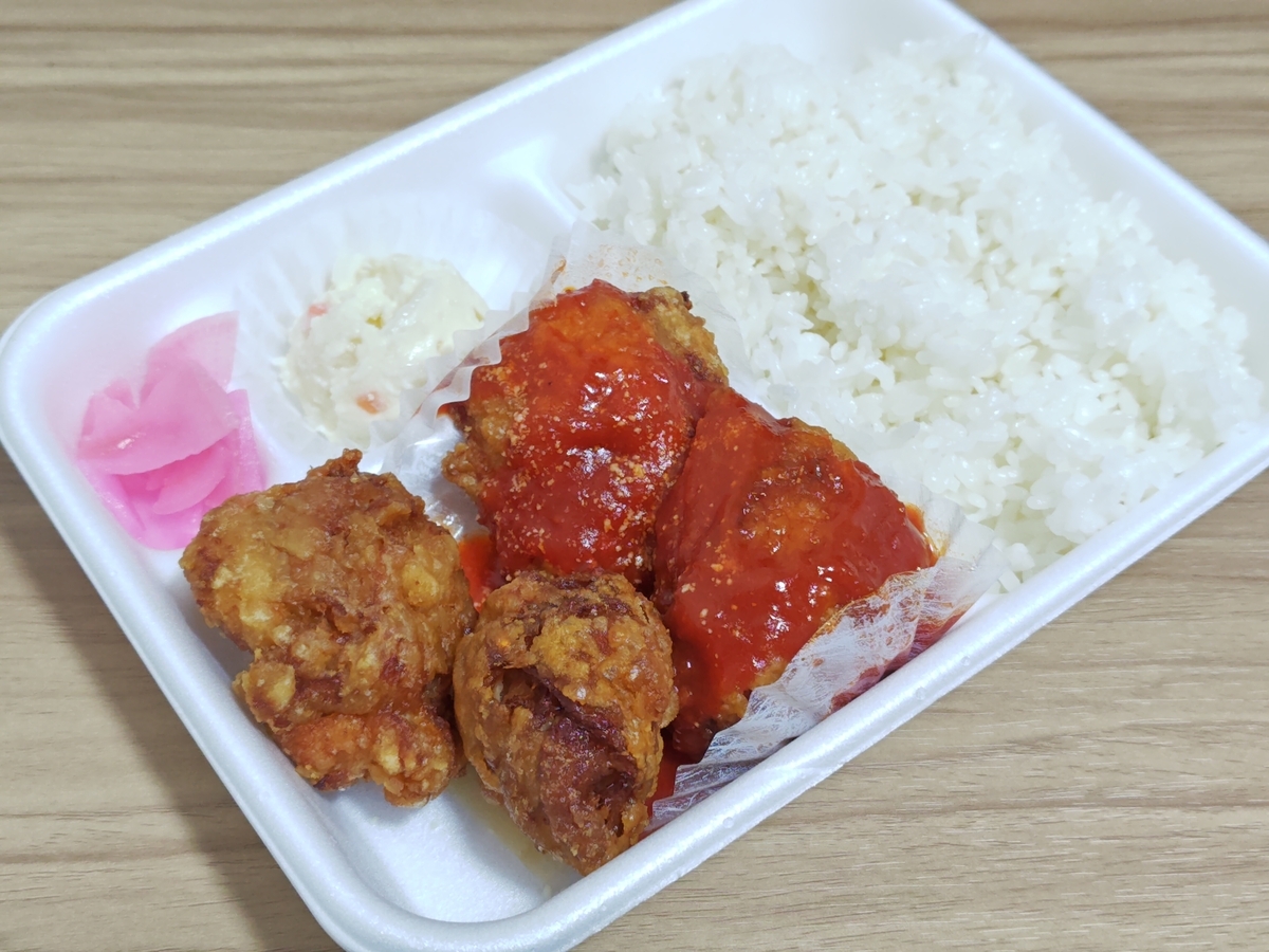 小僧寿し(からあげの中津家)の「トマから合盛り弁当(中)」