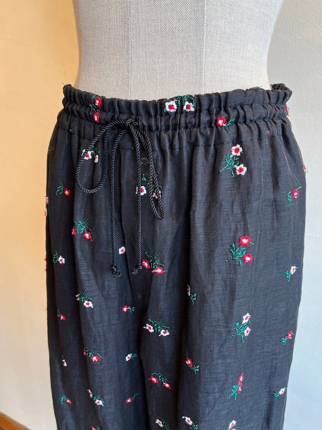 えきこ TICCA 花柄刺繍 フラワーエンブロイダリーベロアパンツ Bshop｜TICCA | <別注> フラワーエンブロイダリー ベロアパンツ WOMEN