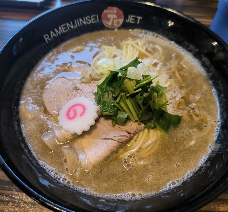 大阪市の有名店、ラーメン人生JETのラーメン写真です。