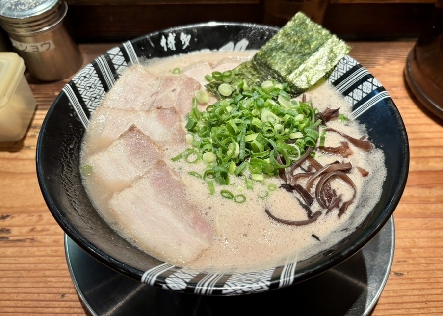 博多一双 博多駅東本店のラーメンです。