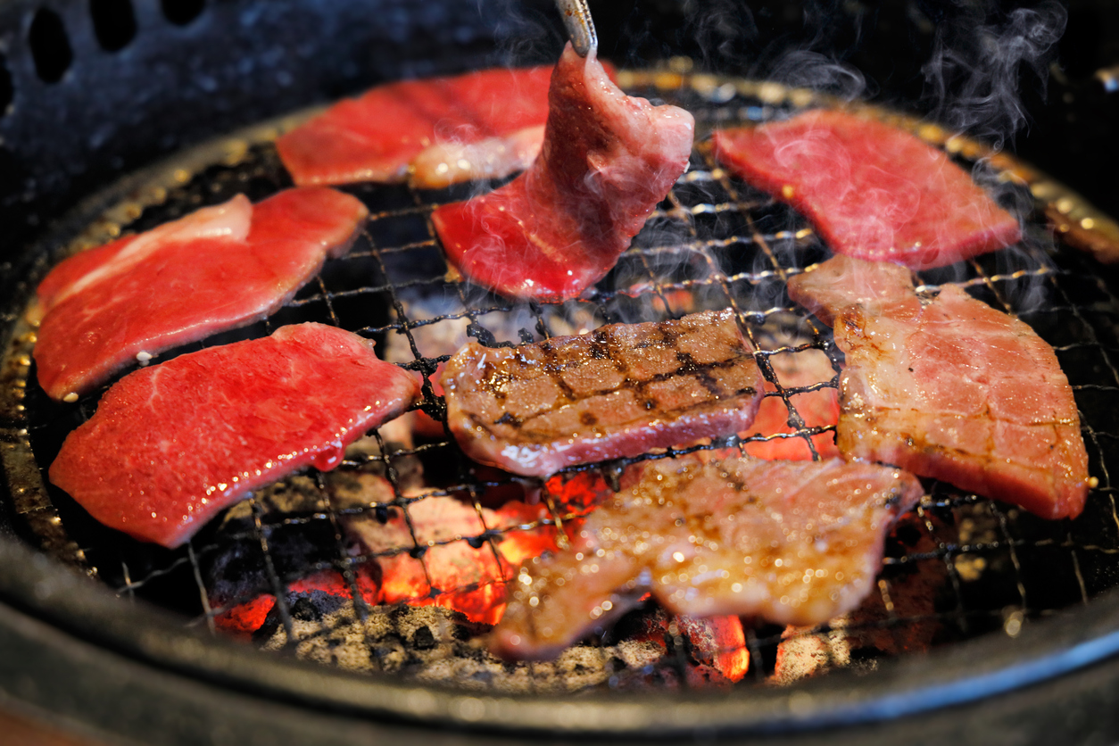 七輪で焼いている肉