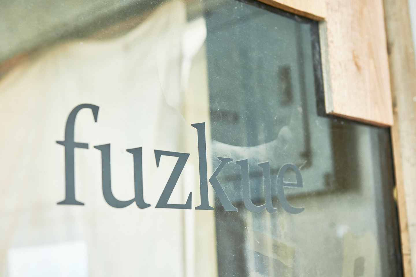 『本の読める店 fuzkue』店舗扉のロゴ