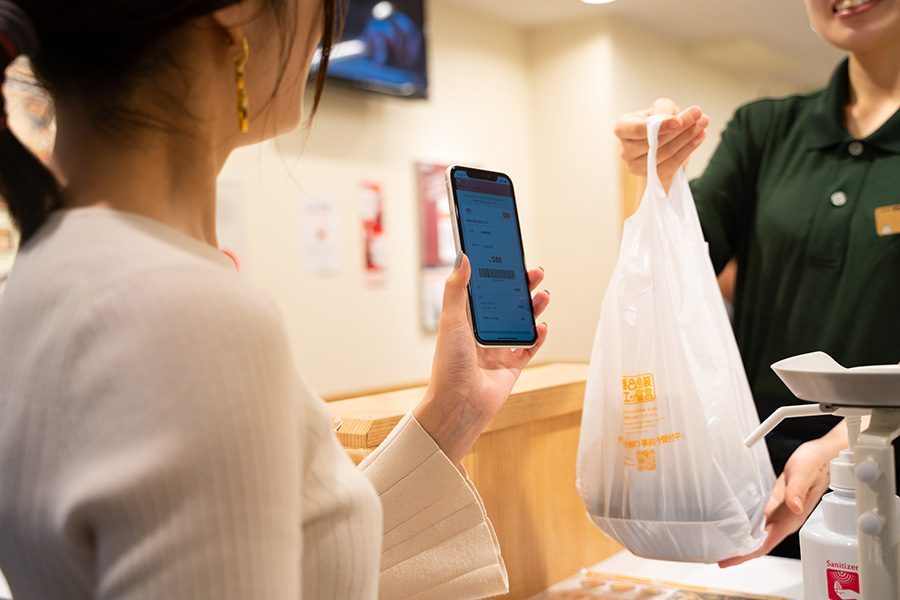 注文番号を見せて商品を受け取る