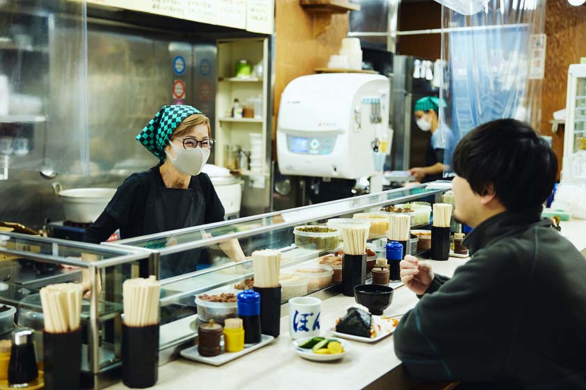 カウンターに立つぼんご店主の右近由美子さん